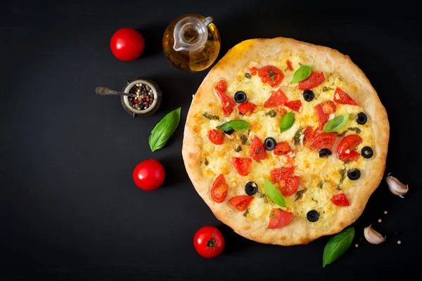 Большая пицца с моцареллой — стоковое фото