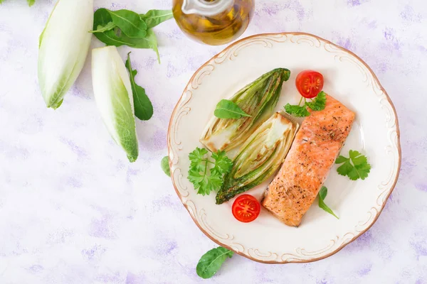 Salmone al forno con erbe italiane — Foto Stock