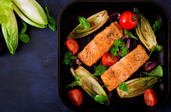 Salmão assado com ervas italianas — Fotografia de Stock