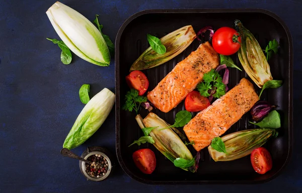 Salmão assado com ervas italianas — Fotografia de Stock