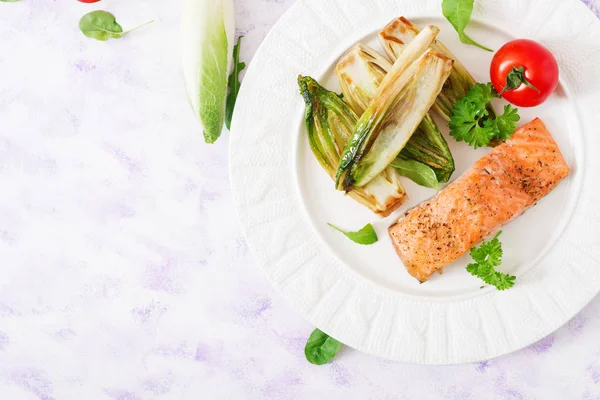 Salmón al horno con hierbas italianas —  Fotos de Stock