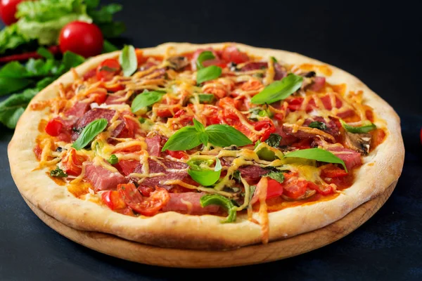 Pizza met salami op donkere achtergrond — Stockfoto