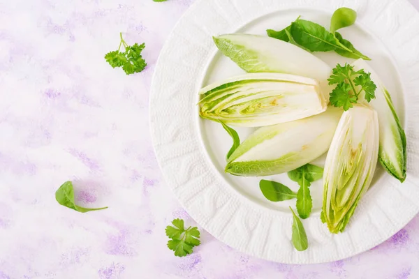 Свежий и здоровый салат из цикория — стоковое фото