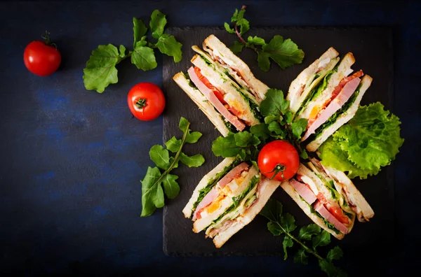 Sandwiches Club sobre fondo oscuro . — Foto de Stock