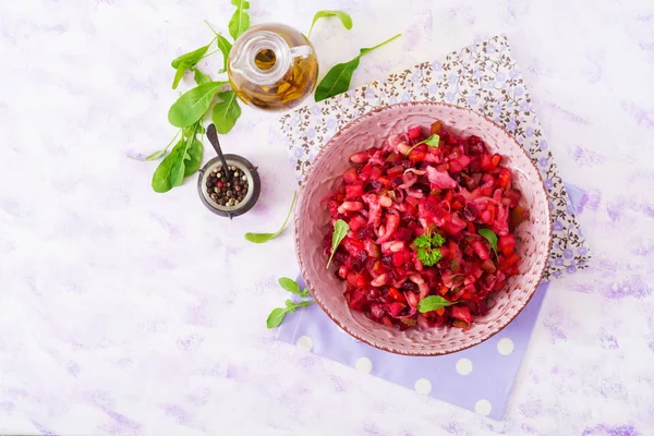 Свекольный салат Винегрет в розовой миске — стоковое фото