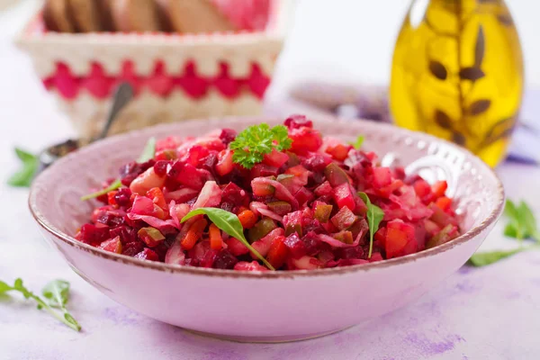 Sockerbetor sallad vinägrett i en rosa skål — Stockfoto