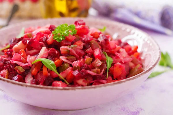 Salada de beterraba Vinagrete em uma tigela rosa — Fotografia de Stock