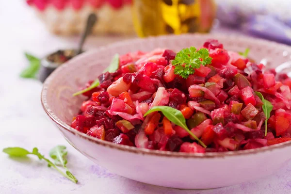 Insalata di barbabietole Vinaigrette in una ciotola rosa — Foto Stock