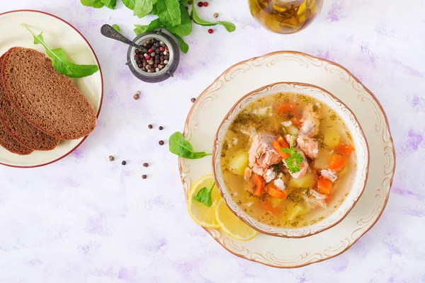 Суп з лосося з овочами — стокове фото