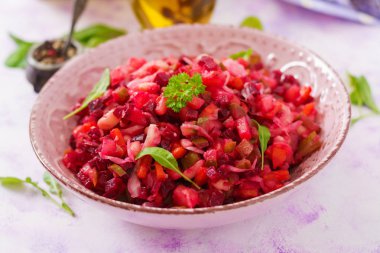 Pancar salatası pembe bir kase salata sosu
