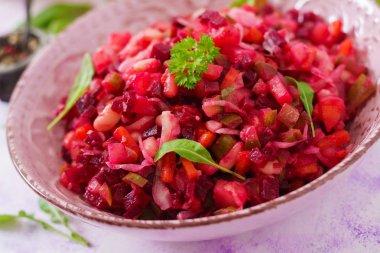 Pancar salatası pembe bir kase salata sosu