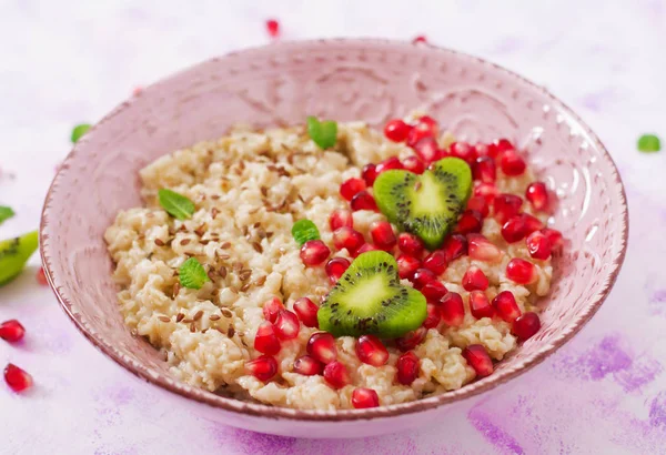 Porridge di farina d'avena saporito e sano con frutta — Foto Stock