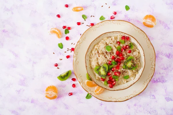 Porridge di farina d'avena saporito e sano con frutta — Foto Stock