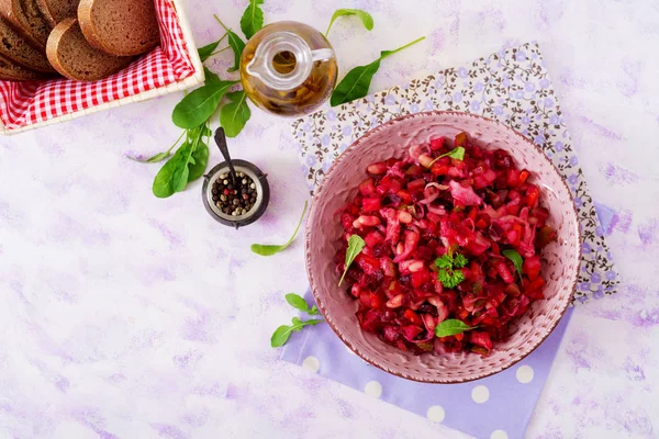 Свекольный салат Винегрет в розовой миске — стоковое фото