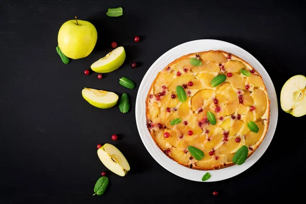 Smakelijke taart met appels en veenbessen — Stockfoto