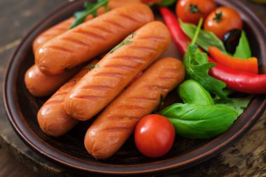 Izgara sosis ve sebze. 