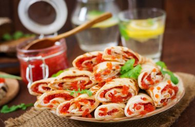 Kırmızı havyarlı gözleme.