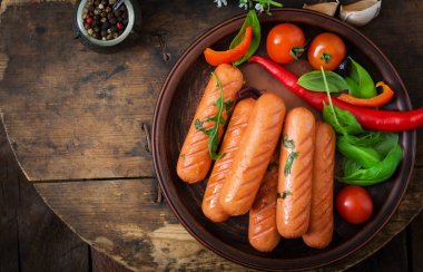 Izgara sosis ve sebze. 