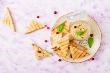 Pate tavuk kavanoz içinde