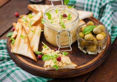 Pate tavuk kavanoz içinde