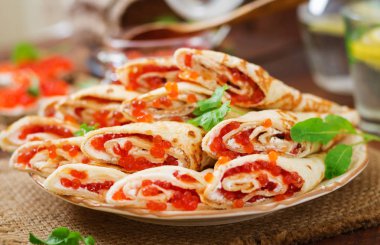 Kırmızı havyarlı gözleme.