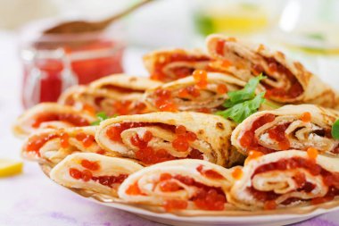 Kırmızı havyarlı gözleme.