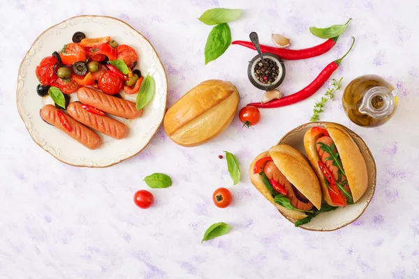 Perros calientes con salchichas y verduras — Foto de Stock