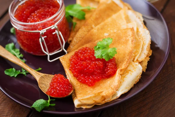 Pfannkuchen mit rotem Kaviar — Stockfoto