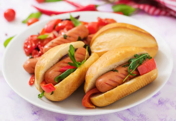 Hot-dogi z kiełbasy i warzywa — Zdjęcie stockowe