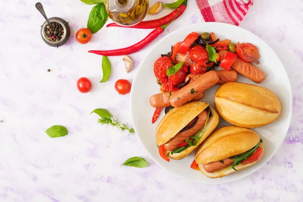 Cachorros-quentes com salsichas e legumes — Fotografia de Stock