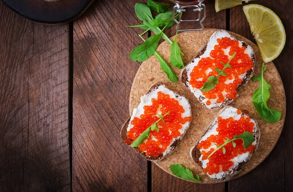 Sanduíches com caviar vermelho — Fotografia de Stock