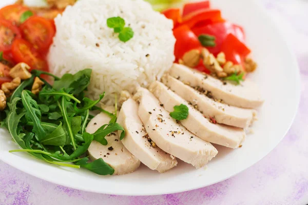 Kuřecí prsa s rýží a zeleninou — Stock fotografie