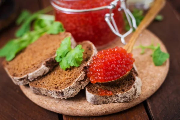 Jar with red caviar — Stock Photo, Image