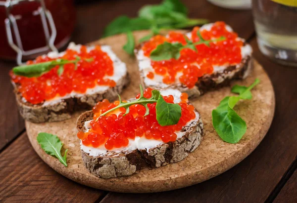 Sanduíches com caviar vermelho — Fotografia de Stock