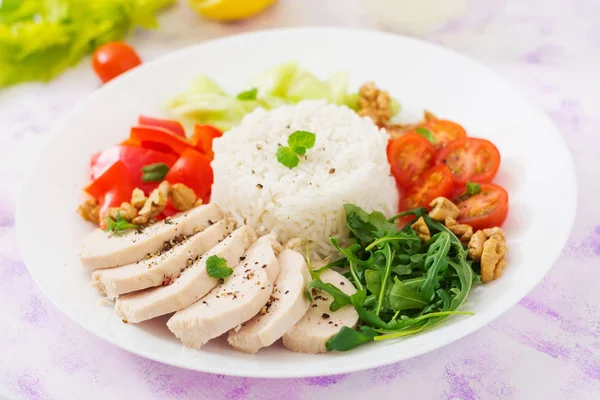 鸡胸肉配米饭和蔬菜 — 图库照片