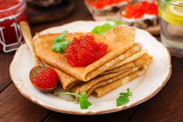 Pannenkoeken met rode kaviaar — Stockfoto