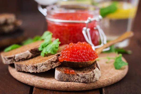 Jar met rode kaviaar — Stockfoto