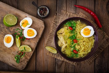 Tavuk, kereviz ve yumurta şehriye çorbası 