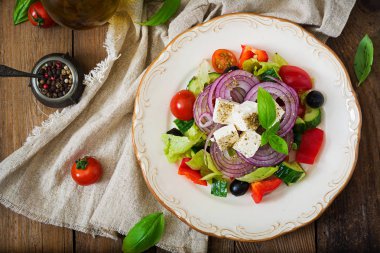 plaka üzerinde Yunan salatası.