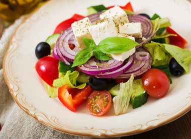 plaka üzerinde Yunan salatası.