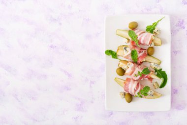 Armut, mavi peynir, prosciutto jambonu meze