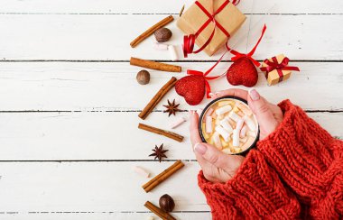 sıcak kakao bir fincan holding eller