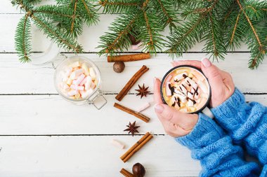 sıcak kakao bir fincan holding eller