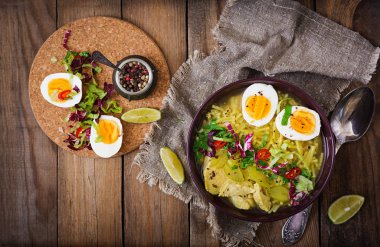 Tavuk, kereviz ve yumurta şehriye çorbası 