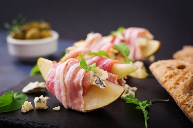 Armut, mavi peynir, prosciutto jambonu meze