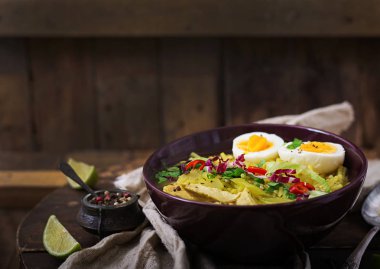 Tavuk, kereviz ve yumurta şehriye çorbası 