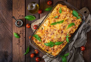 Klasik lazanya bolognese sos ile