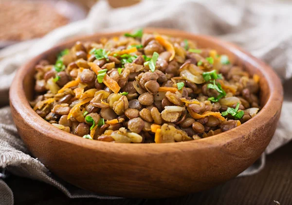 Lentilha com cenoura e cebola na tigela — Fotografia de Stock