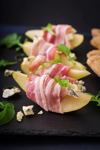 Appetizer with pear, blue cheese, prosciutto ham — Stock Photo, Image