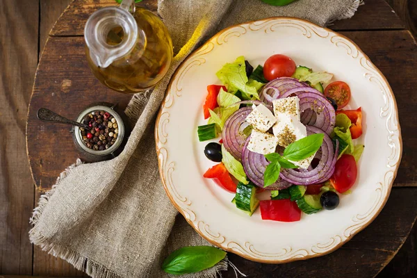 Griechischer Salat auf Teller. — Stockfoto
